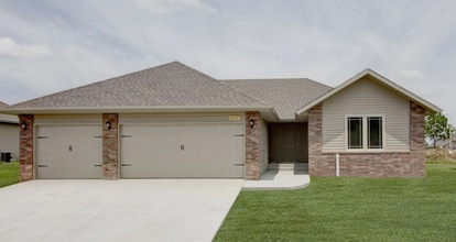 Building Photo - 5517 Yew St W