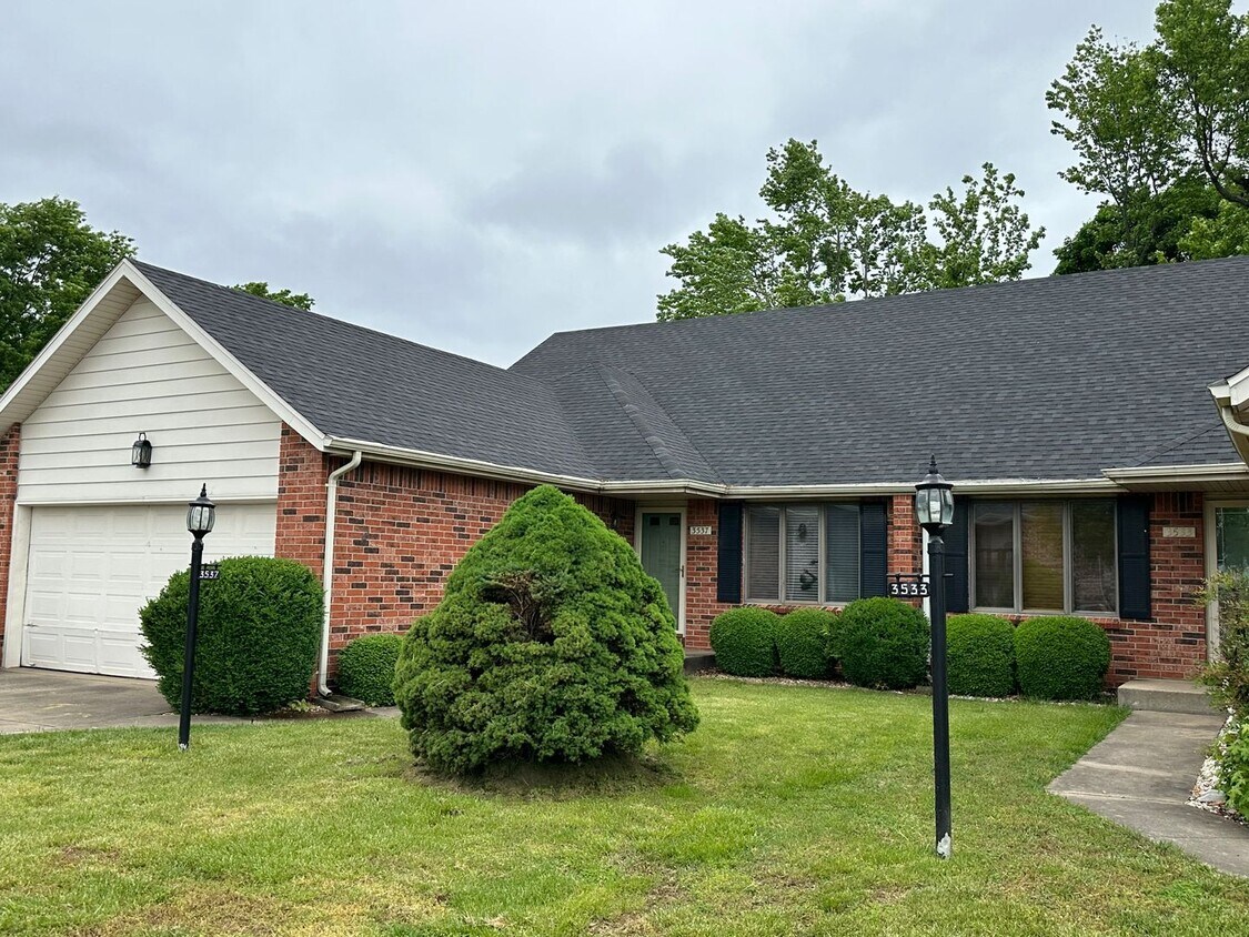 Primary Photo - South Springfield beautiful large duplex h...