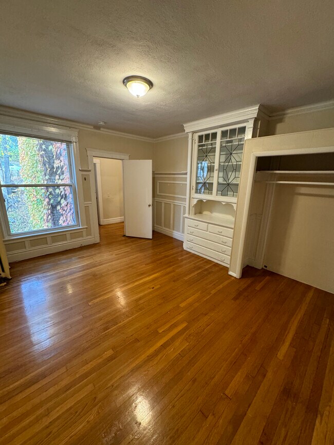 Building Photo - 59A Strathmore Rd