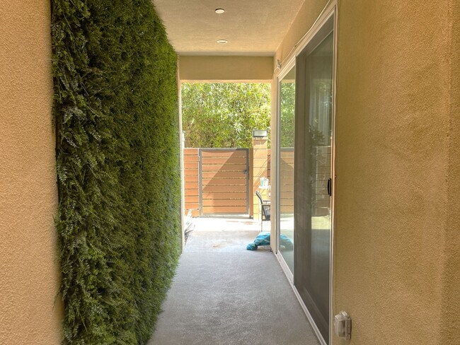 Building Photo - Modern Luxury Living: Stunning 3-Bedroom H...