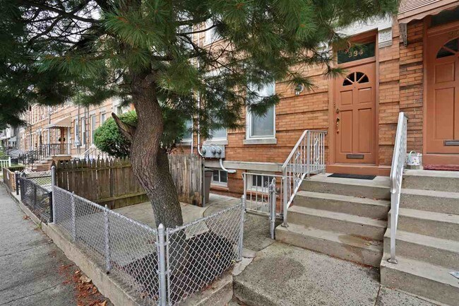 Building Photo - 394 Woodlawn Ave