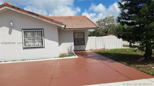 Foto del edificio - 16901 NW 70th Ave