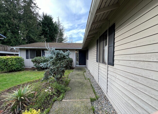 Building Photo - Charming 3-bedroom, 1.75-bathroom home loc...