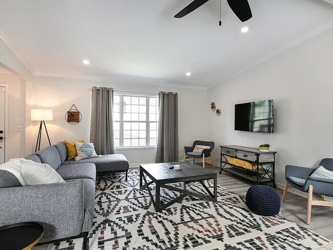 Foto del edificio - Spacious Three Bedroom Home w/ Fenced Yard