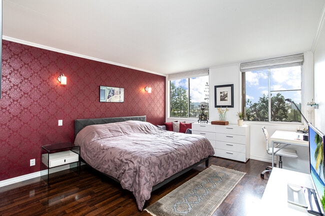 Building Photo - 100 S Doheny Dr
