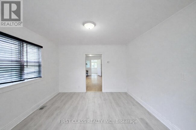 Photo du bâtiment - 2081 Metro Rd N