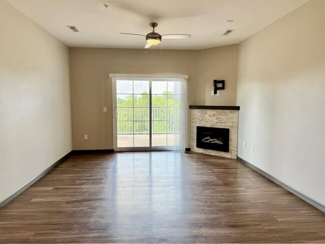 Building Photo - 2871 Spring Rose Cir