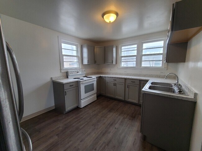 Foto del edificio - 2528 E 10th St