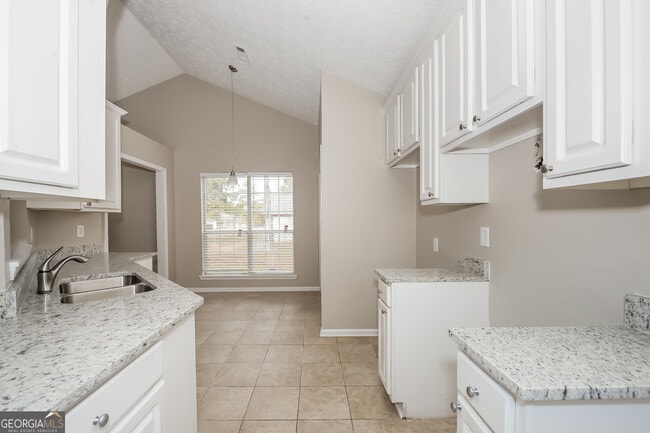 Building Photo - 18 Oakdale Dr