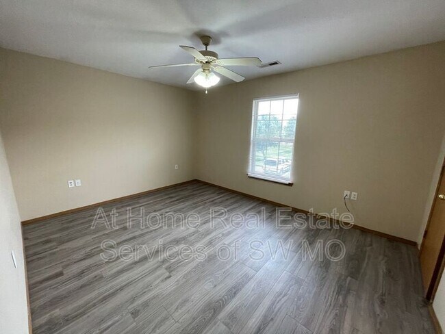 Building Photo - 2131 Southfork Dr