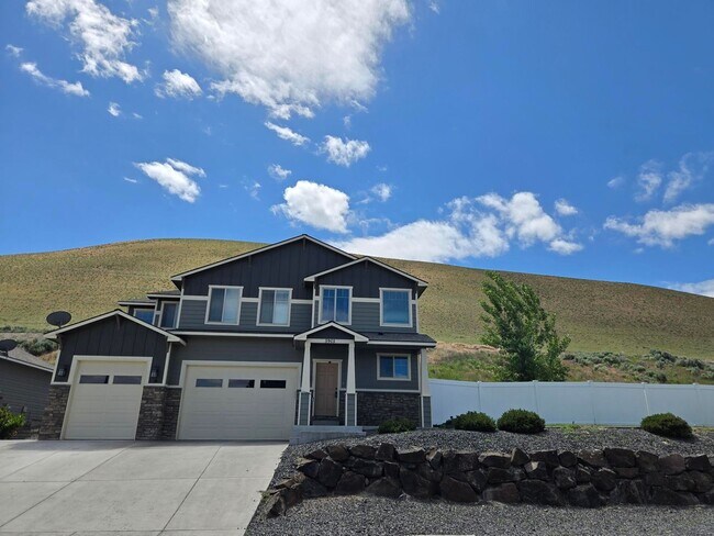 Building Photo - Large Home with Guest Suite!