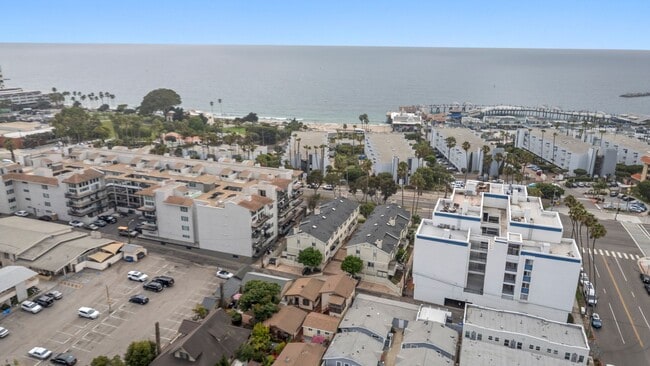 Building Photo - Beautiful 4-bedroom, 2.5-bath tri-level to...
