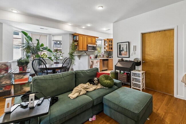 Foto del edificio - Well-maintained 2-bedroom, 1-bath bi-level apartment | Washington Square West