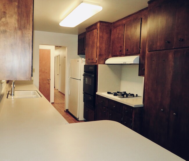 Fully equipped kitchen, two refrigerators - 1002 Radcliffe Dr