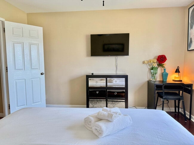 Building Photo - 215 Piedmont Ave NE