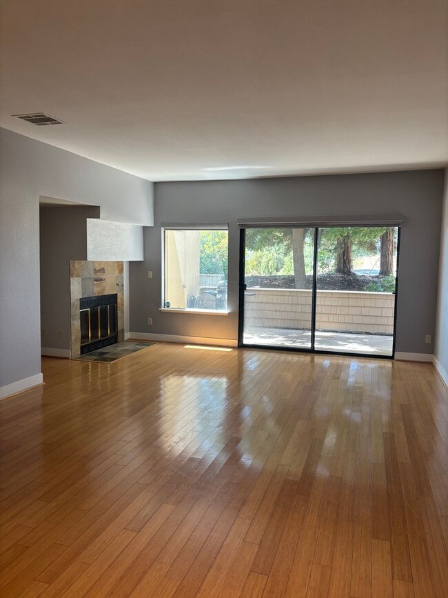 Building Photo - Gorgeous Two-Bedroom Condo with Golf Cours...