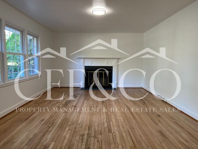 Building Photo - 220 Greengate Ln