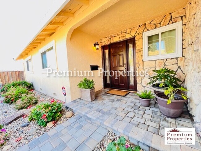 Building Photo - Beautifully Updated 3BD/2BA Single-Story H...