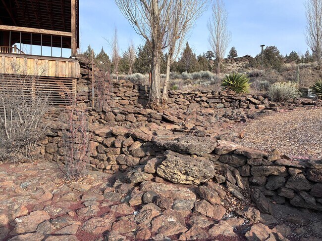 Foto del edificio - Peaceful Terrebonne Living Near Steelhead Falls, Unbelievable Views!