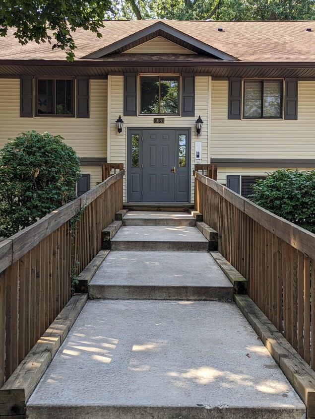 Foto principal - 6081 Danford Creek Dr