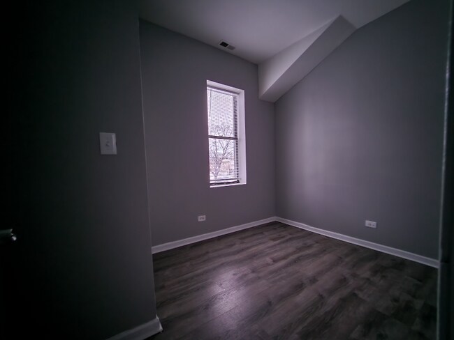 Building Photo - 7314 S Kenwood Ave