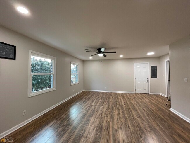 Building Photo - 1199 Country Club Rd