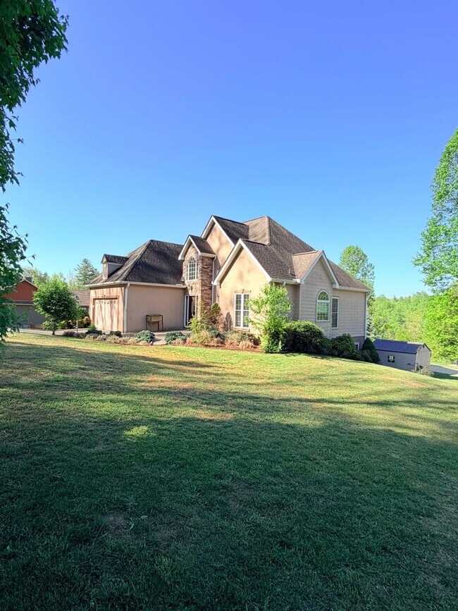 Foto del edificio - Spacious 3 Bed, 3.5 Bath Home - Convenient Mars Hill Location