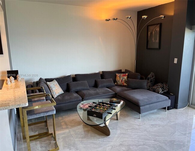 Foto del edificio - 880 NE 69th St