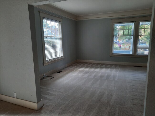 Building Photo - 145 S Franklin Ave