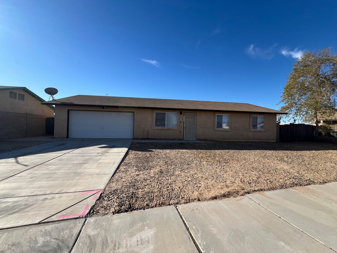 Primary Photo - 3 BED 2 BATH IN TRAIL ESTATES!