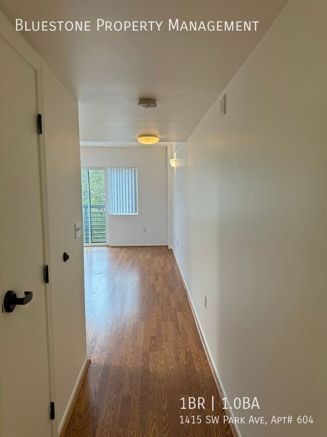 Foto del edificio - MOVE IN READY! Skylit 1 Bedroom on the Par...