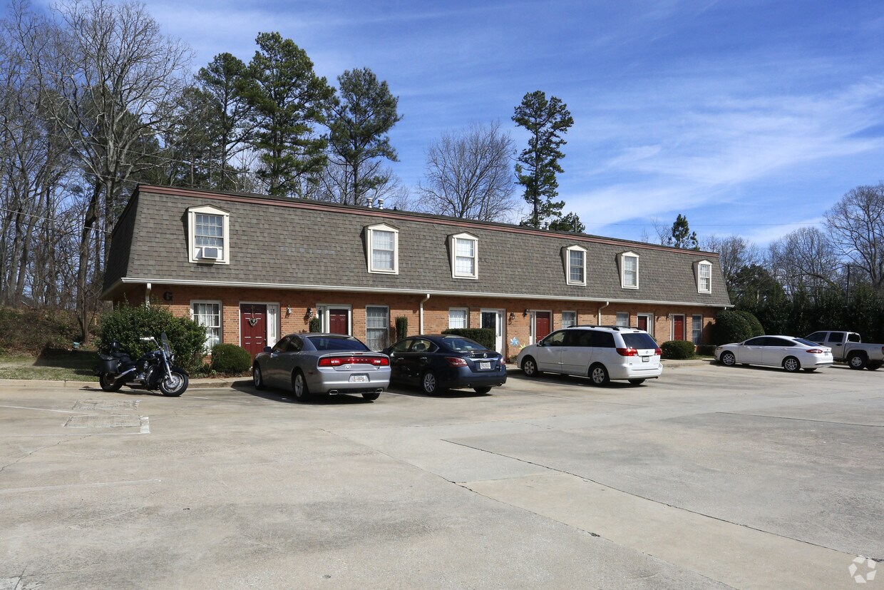 Oak Ridge Condominiums Apartments in Oakwood, GA