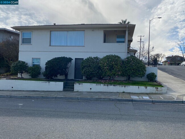 Building Photo - 303 D St