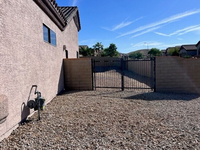 Building Photo - 3BR with Boat deep garage , fenced yard Bu...
