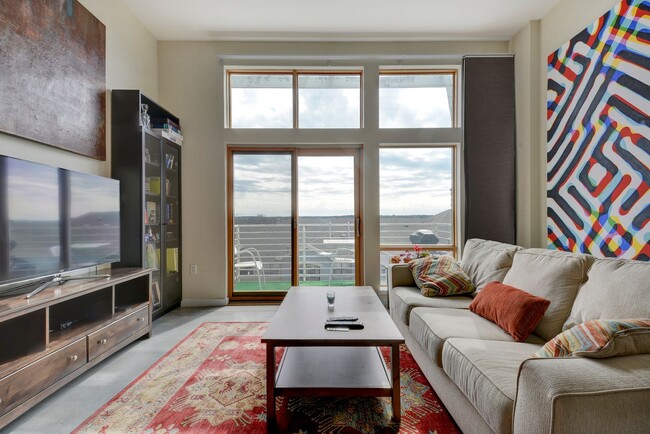 Building Photo - Modern Eastside Loft-Syle Condo w/ Stunnin...