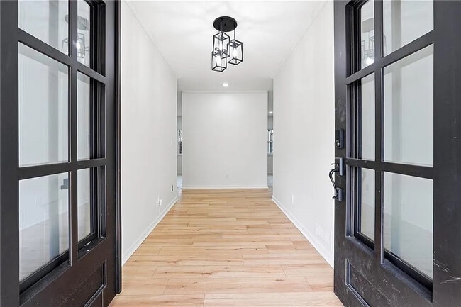 Building Photo - Room in House on River Park Dr