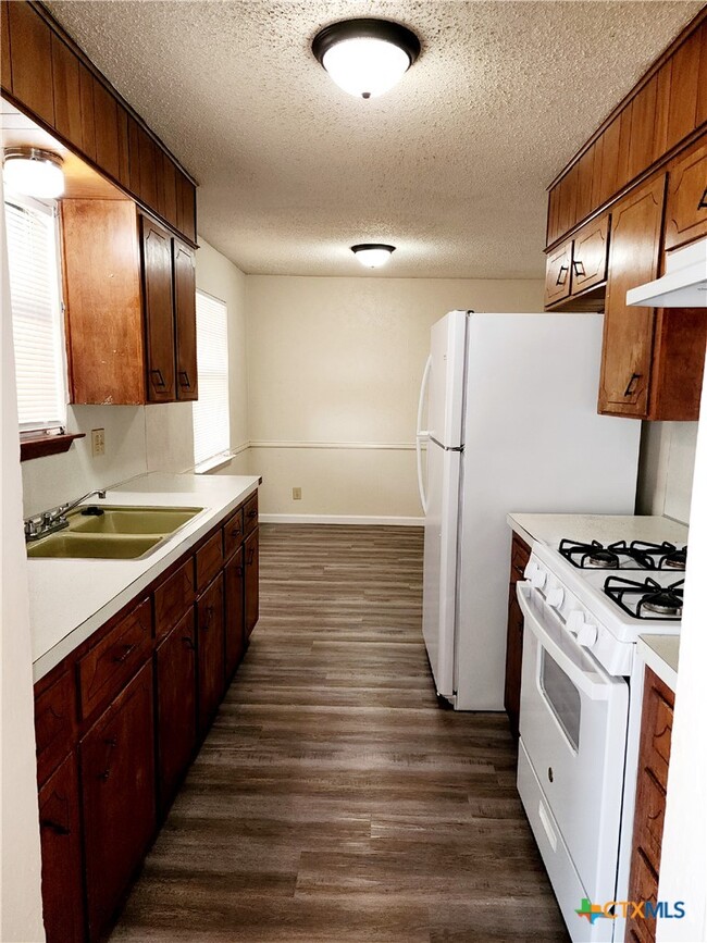 Building Photo - 2303 Daisy Dr