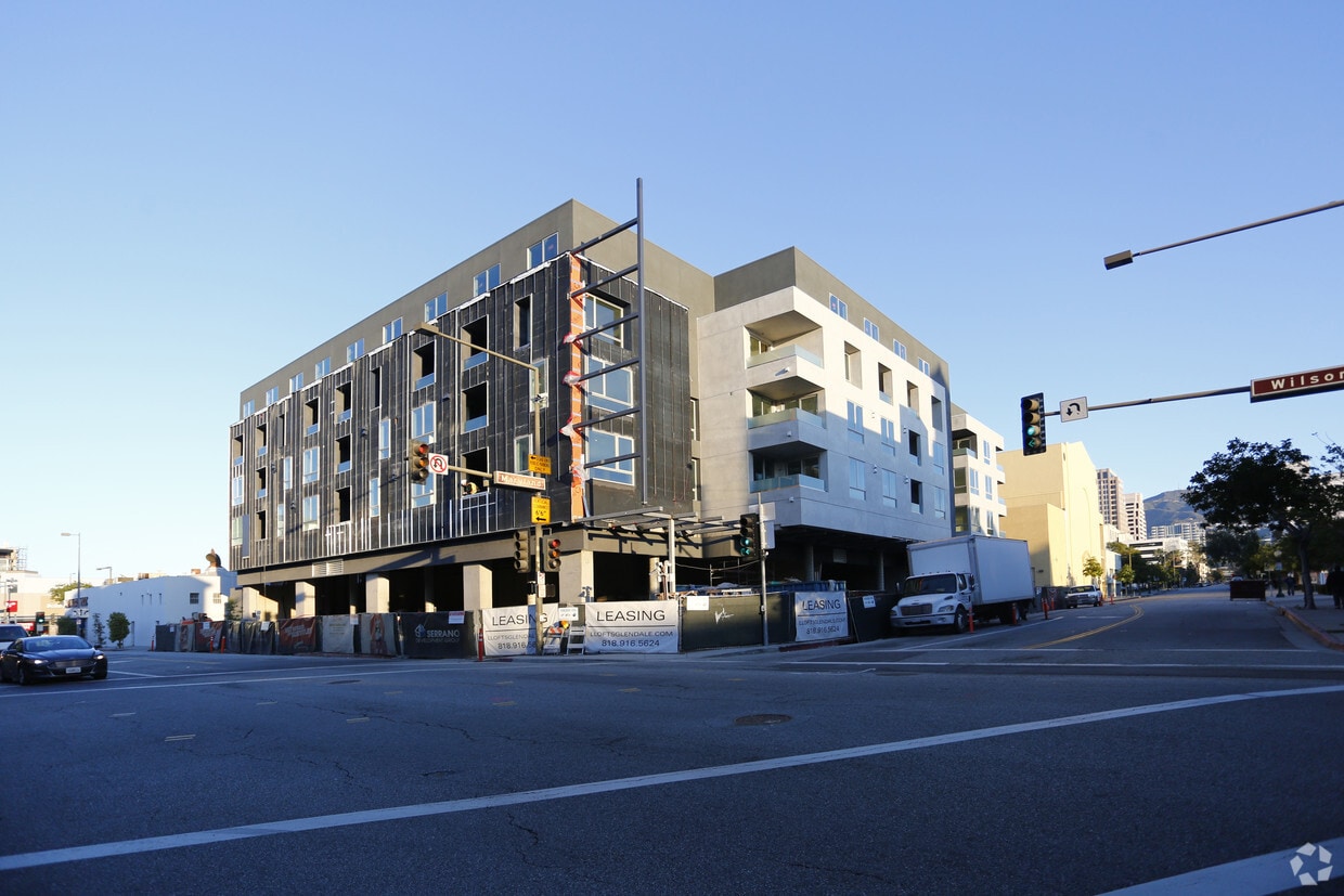 Building - Ace 121 Apartments