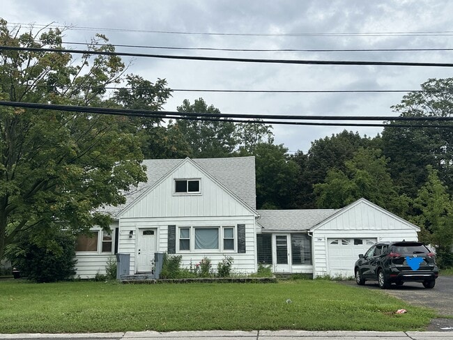Building Photo - 384 Helendale Rd