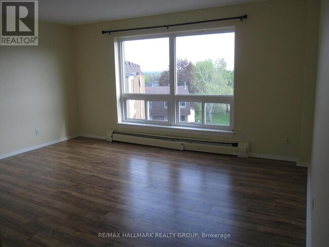 Building Photo - 898 Elmsmere Rd