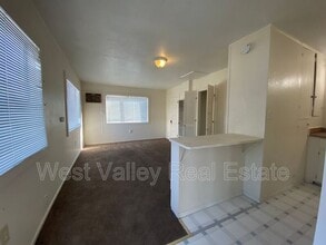 Building Photo - 725 Kern St