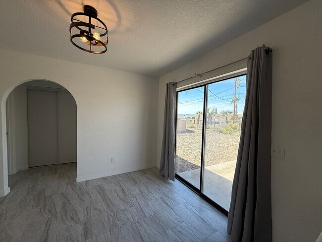 Foto del edificio - Long term - unfurnished - Recently updated