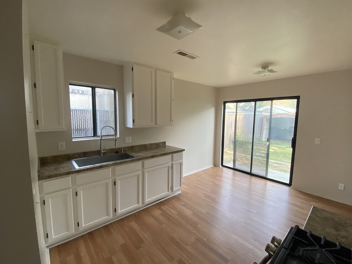 Foto principal - 242 Locust St