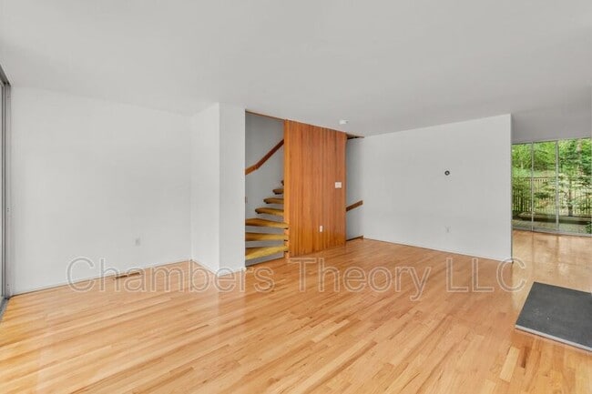 Foto del edificio - 11593 Maple Ridge Rd
