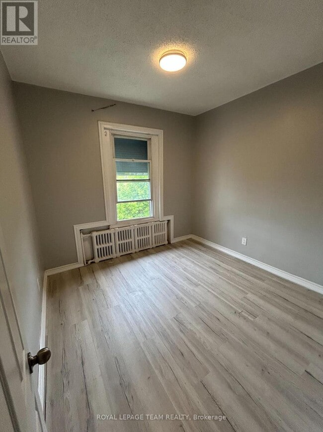 Photo du bâtiment - 883-883 Somerset St W