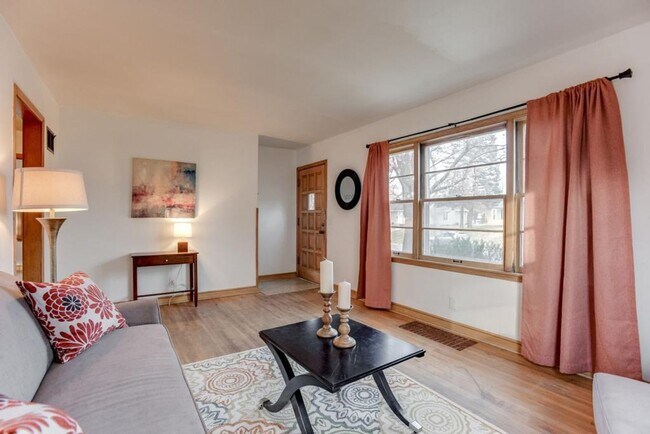Foto del edificio - Charming 4 bed 2 bath home available now.