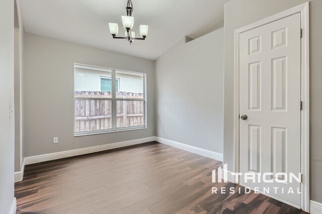Foto del edificio - 4718 Whispering Wind Ave