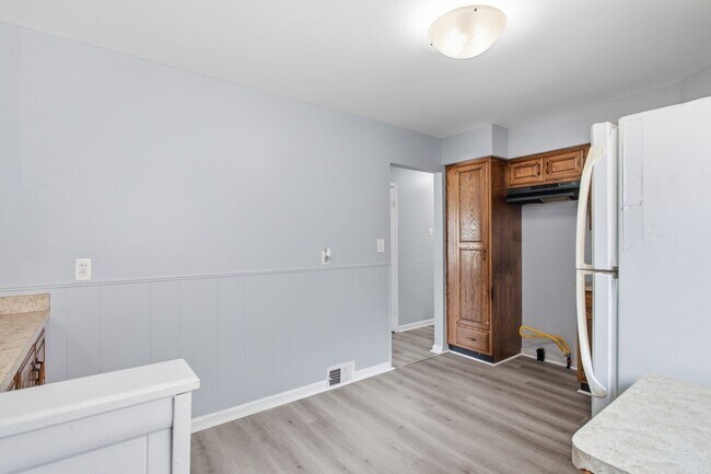 Foto del edificio - SPECTACULAR 3 BED/1 BATH IN LOVELY LINCOLN PARK! APPLY NOW!