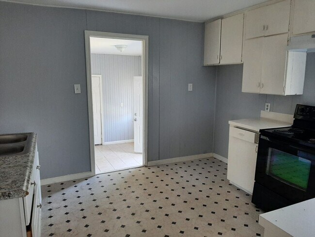 Foto del edificio - Recently Renovated Large 3 bedroom 1 bath with fresh paint and fixtures!!