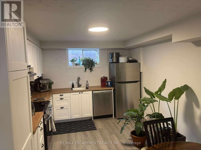 Building Photo - 19 Pavarotti Ct